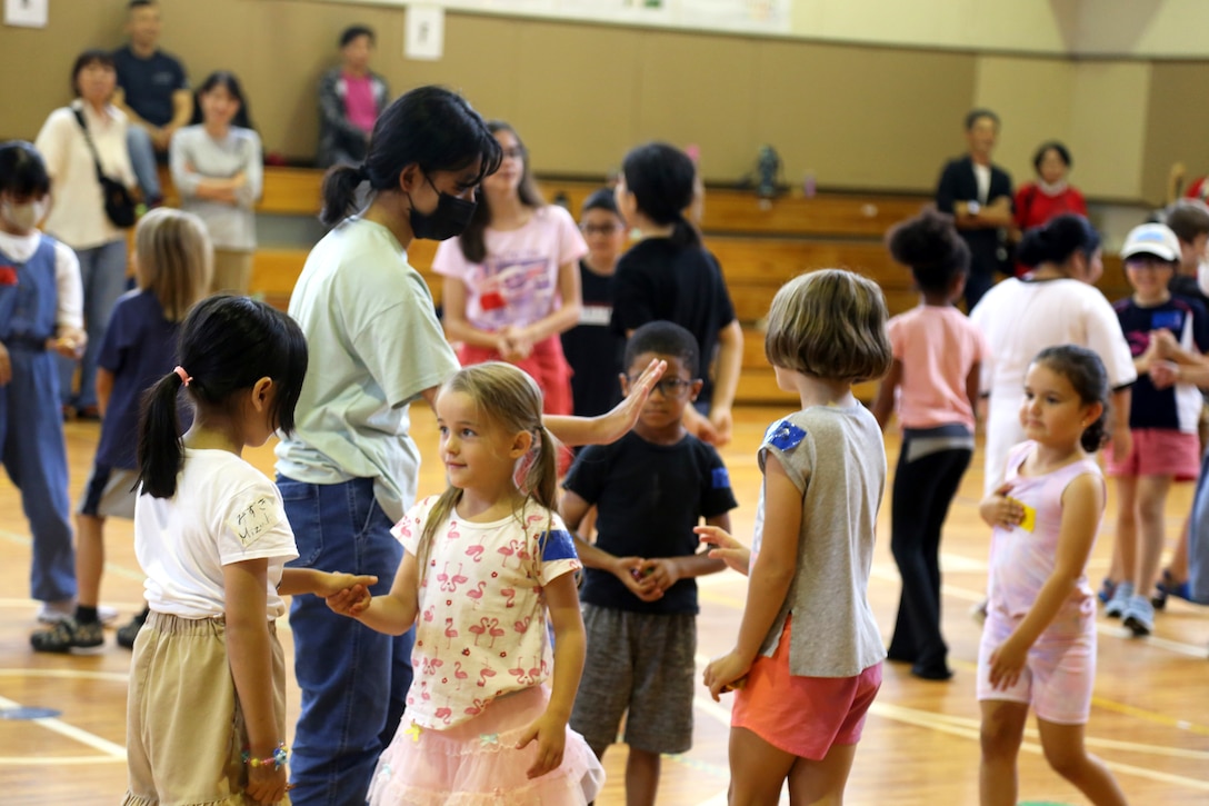 ６月１７日、海兵隊キャンプ・キンザーで那覇市首里赤田町の子供会の子供たちとキャンプ・キンザー小学校の児童たちが交流会を行いました。子供会にとっては今年２月に続き、２回目の交流会となります。