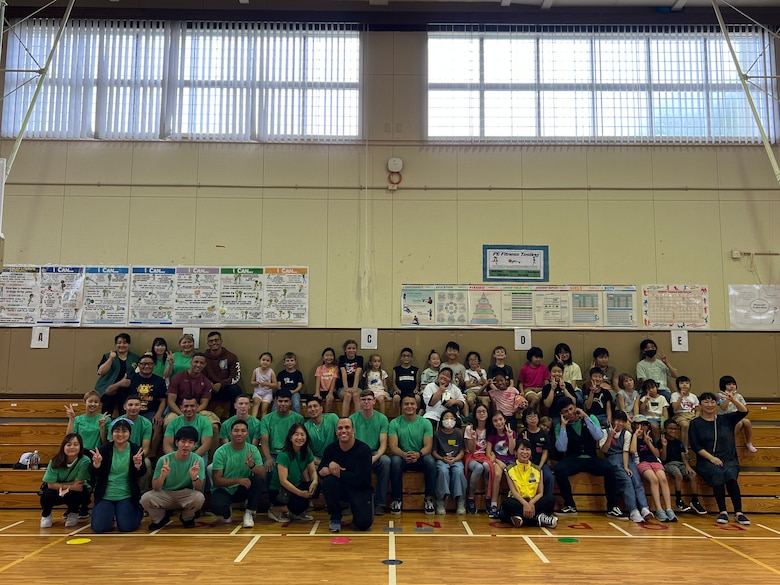 ６月１７日に地元の小学生とキャンプ・キンザー小学校の児童たちがサマーキャンプ交流会を行いました。