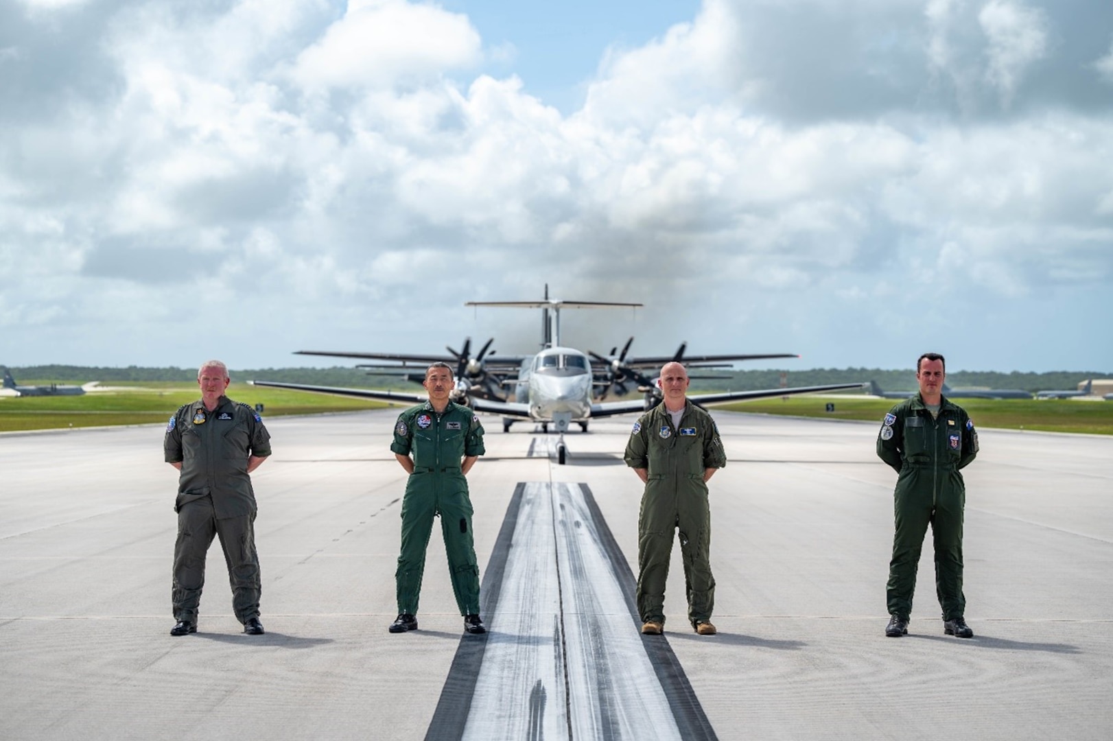 U.S., Indian Airmen train side by side to sharpen airlift skills > U.S.  Indo-Pacific Command > 2015