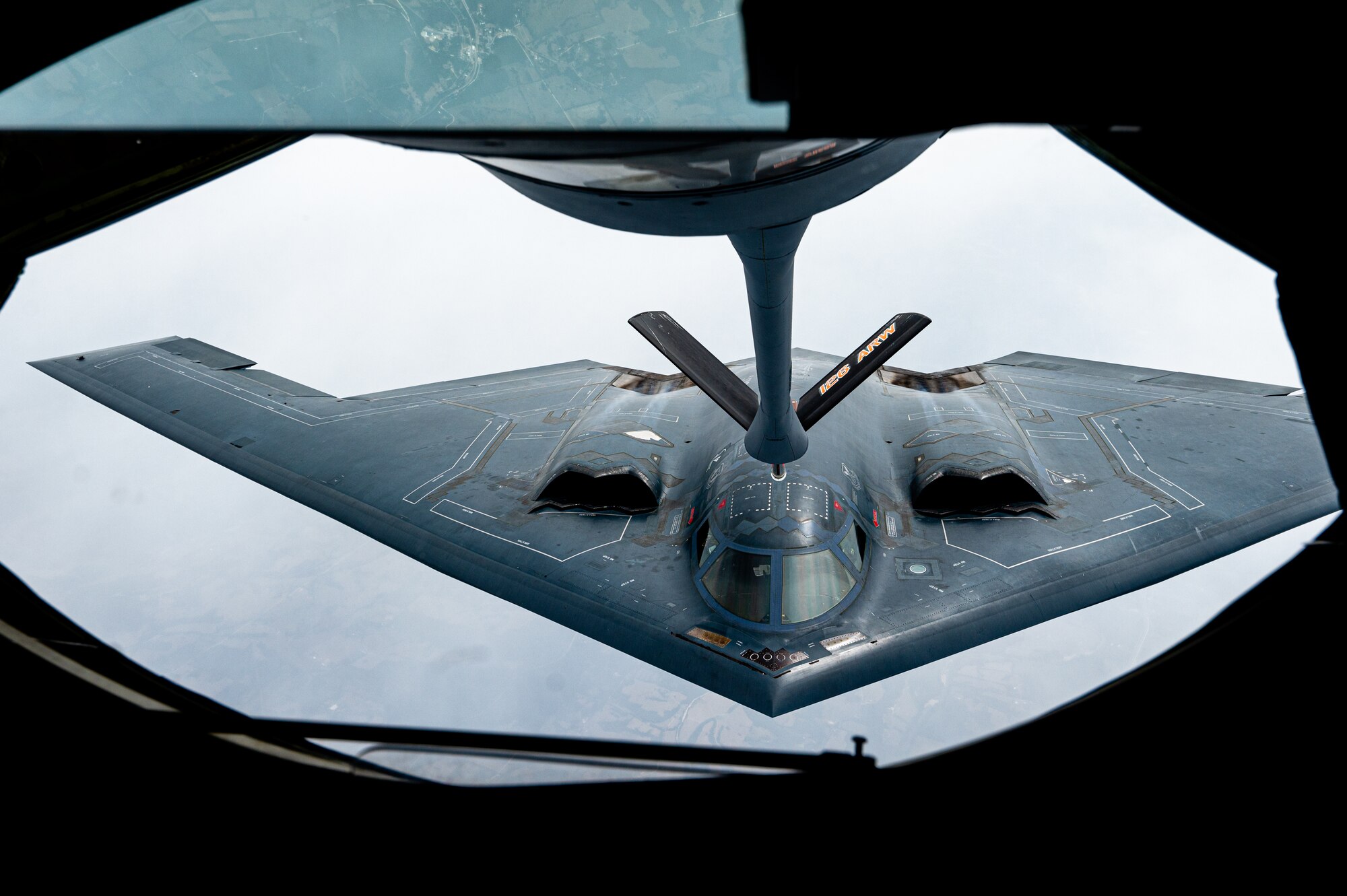 Aircraft refuels in flight.