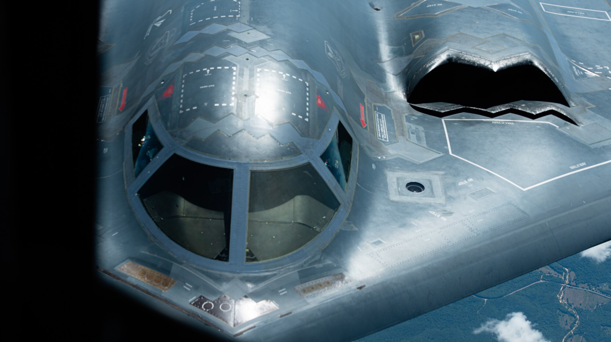 Aircraft refuels in flight.