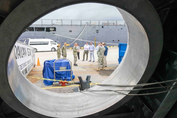 USS OAKLAND HOSTS HOUSE ARMED FORCES COMMITTEE MEMBERS