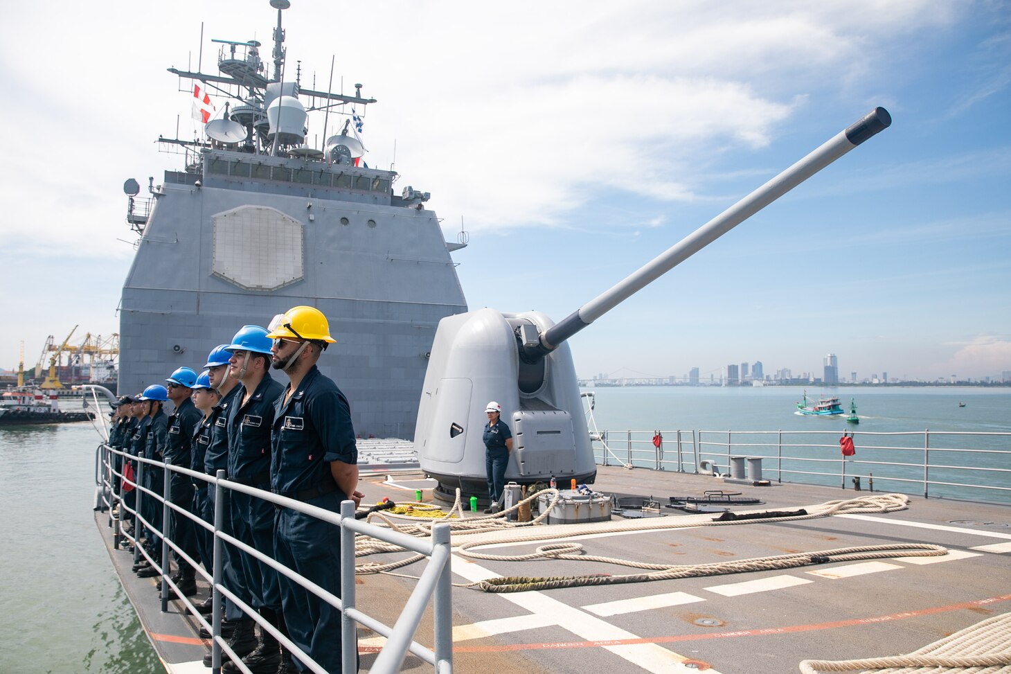 USS Antietam (CG 54) departs Da Nang, Vietnam.