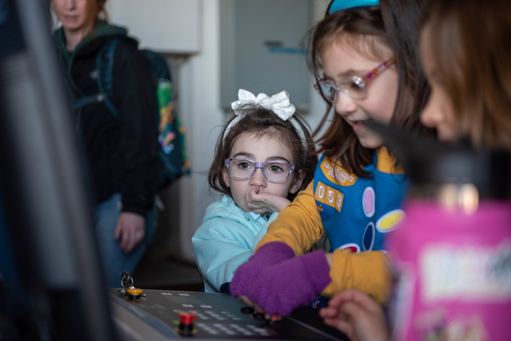 Little kids look at an X-ray machine.