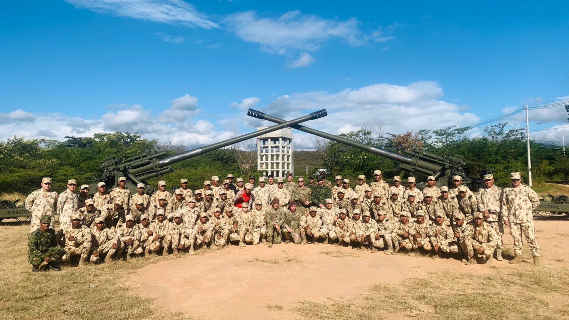 U.S. Army advisors assigned to 4th Battalion, 1st Security Force Assistance Brigade, and members of Colombia’s Comando de Apoyo de Fuegos pose alongside members of Colombia’s Batallón de Artillería de Campaña 1.