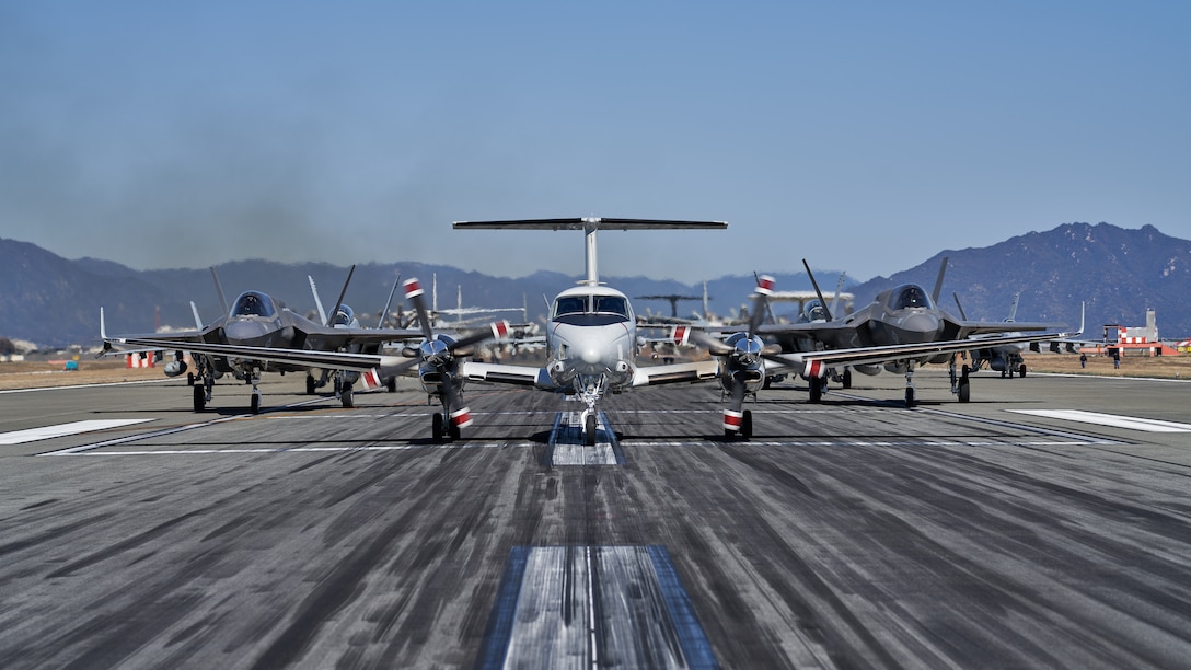 2022年2月27日、米海兵隊岩国航空基地に駐留する米海兵隊、米海軍、海上自衛隊による能力デモンストレーションが実施され、岩国基地内のすべての飛行中隊と全機種航空機が参加した。このデモンストレーションには、米海兵隊岩国航空基地司令部司令中隊（H&HS）所属の米海兵隊UC-12Wヒューロン、第1海兵航空団第12海兵飛行大隊（MAG-12）所属のF-35ライトニングII（2機）とKC-130Jスーパーハーキュリーズ、第5空母打撃群（CSG-5）第5空母航空団（CAW-5）所属の米海軍F/A-18Eスーパーホーネット（3機）、F/A-18Fスーパーホーネット、EA-18Gグラウラー、E-2ホークアイ、C-2グレイハウンド、第31航空群（FAW-31）所属の海上自衛隊US-2、EP-3、OP-3C、UP-3D、U-36A、MCH-101が参加し、日米同盟と自由で開かれたインド太平洋地域を支援するハイレベルな即応態勢と複合能力を示した。米海兵隊岩国航空基地は、併設された港湾施設と飛行場を使用し、岩国基地以外の所属航空機を運用する中継地や様々な作戦活動のための中継地として機能することで、統合軍を支援する能力を有している。（写真：ミッチェル・オースティン伍長）