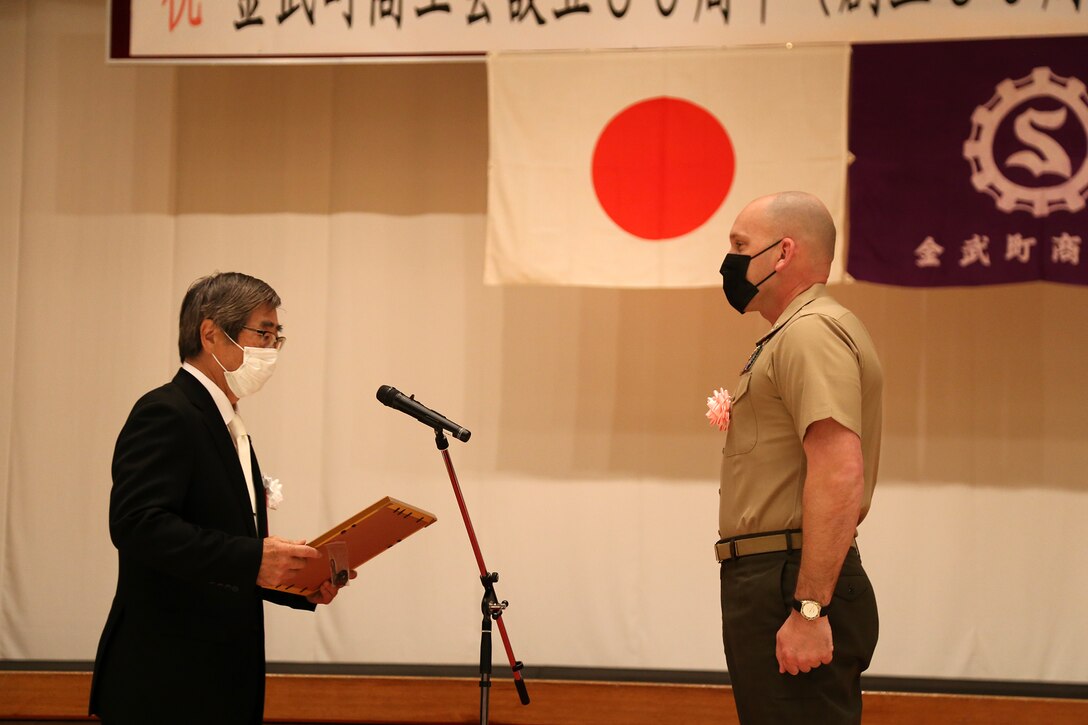 ３月１日、金武町立中央公民館で海兵隊キャンプ・ハンセンが長きにわたり同町でのボランティア活動を通し、地域貢献に大きく寄与した団体として金武商工会から表彰されました。今回の表彰式は同団体の設立５０周年（創立６０周年）記念式典の中で行われました。