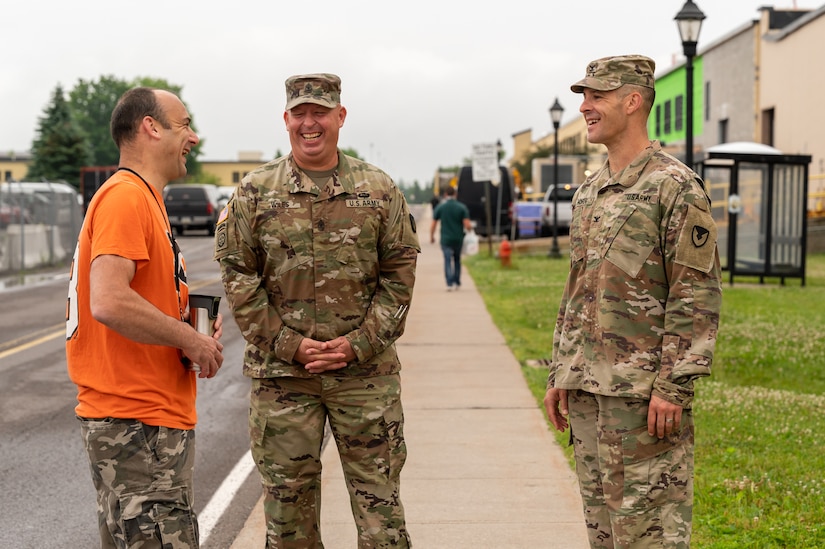 Photo of Depot Commander Colonel Daniel L. Horn and Depot Sergeant Major Michael J. Wiles conversing with Jason Kilmer.