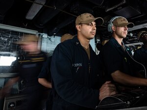 USS Farragut (DDG 99) arrives in Manta, Ecuador.