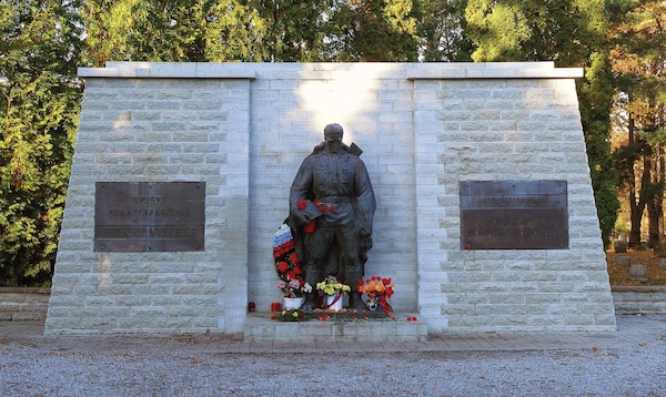 Monument to the Warrior-Liberator of Tallinn from Nazi invaders. It was moved to a military cemetery in April 2007, amidst great controversy. Photo by: Maxim Nedashkovskiy (Wikimedia Commons). Date: before December 2010