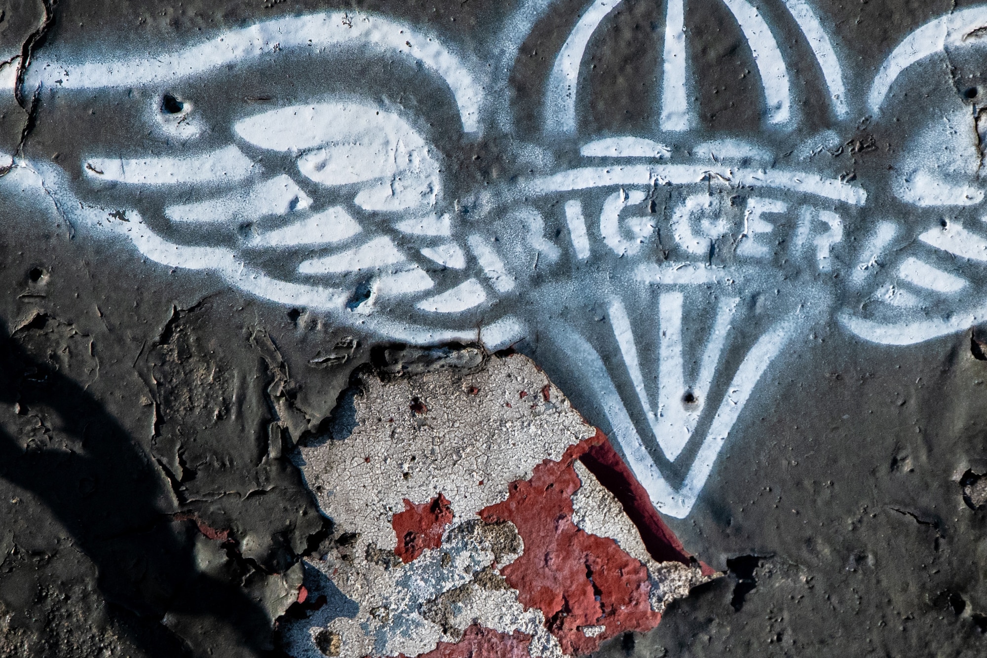 A painted “Rigger'' symbol is shown on the side of a 7,820lb block