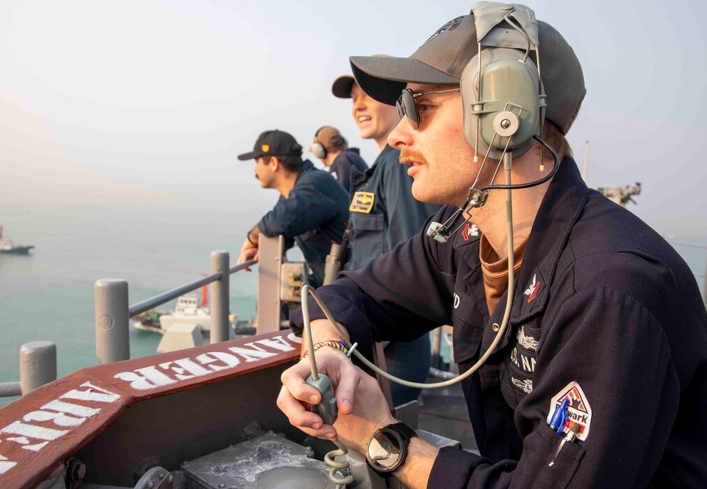 Sailors stand watch during restricted maneuvering aboard USS Makin Island (LHD 8) in the Gulf of Thailand.