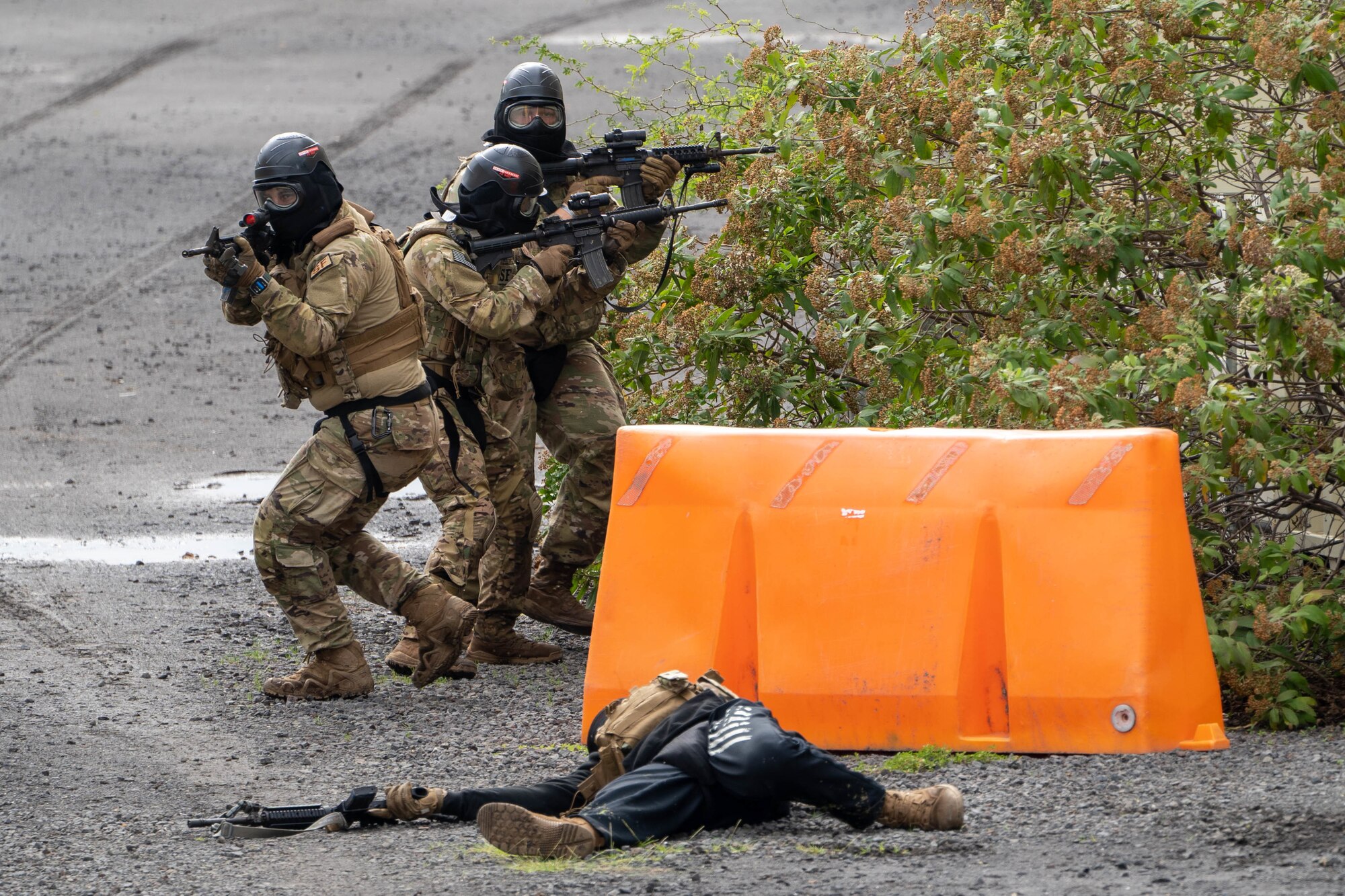 Members of the 647th Security Forces Squadron work together to eliminate a high-value target during Joint Base Readiness Exercise 23-01 at Joint Base Pearl Harbor-Hickam, Hawaii, March 8, 2023. JBRE 23-01 provides realistic training in various operations, enabling our Airmen to provide distinct tools and capabilities needed for mission success in an ever-changing theater. (U.S. Air Force photo by SrA Makensie Cooper)