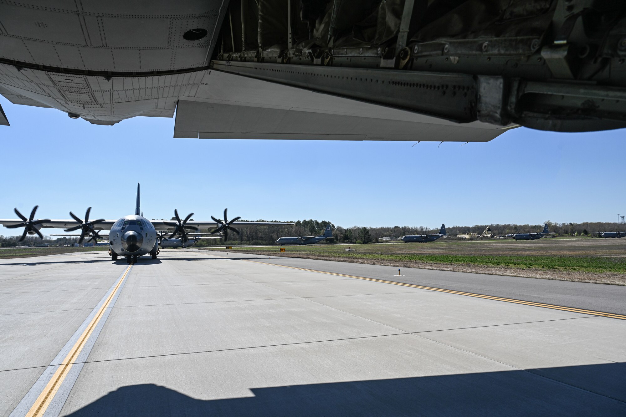 C130 taxi on the runway