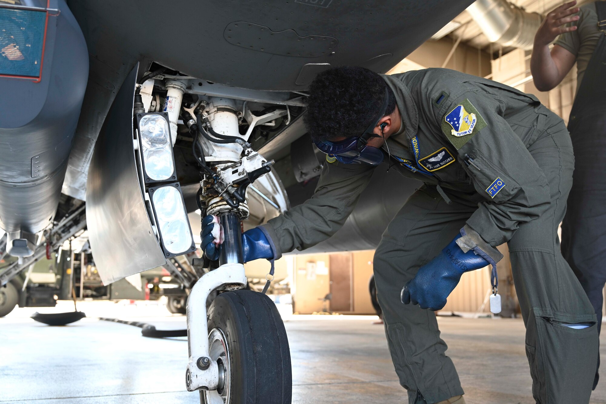 311th FS Pilots conduct ground refuel training