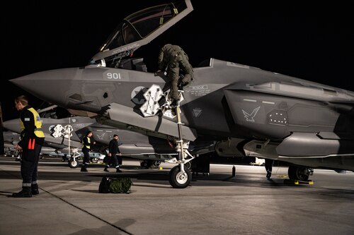 Israeli pilot climbs up F-35 ladder