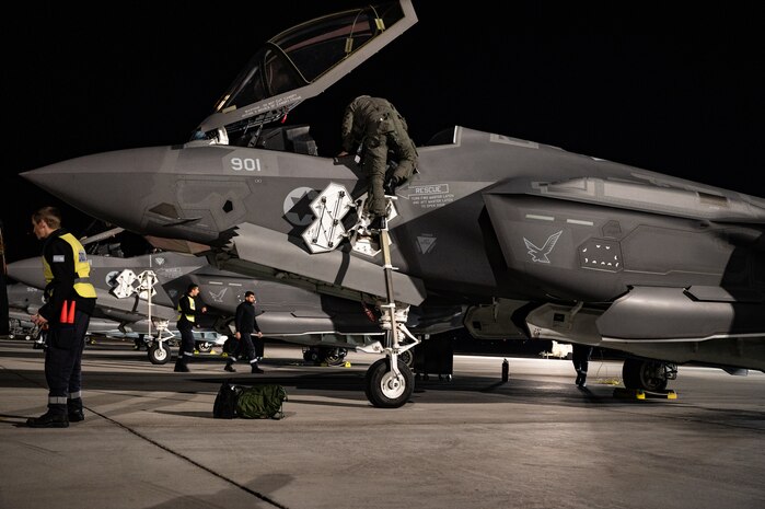 Israeli pilot climbs up F-35 ladder