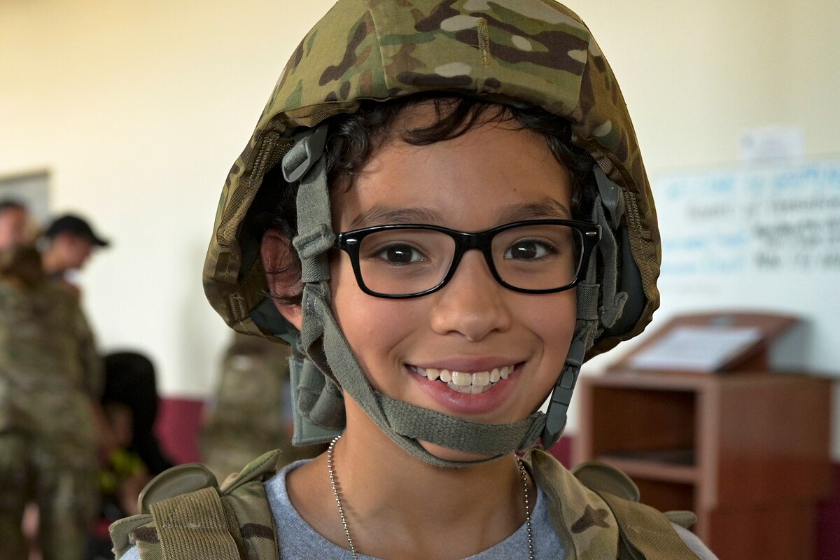 Военный с ребенком. Дети сергея шойгу министра обороны. Дети военные 2021 11 лет. Вс рф для детей. Children's military march.