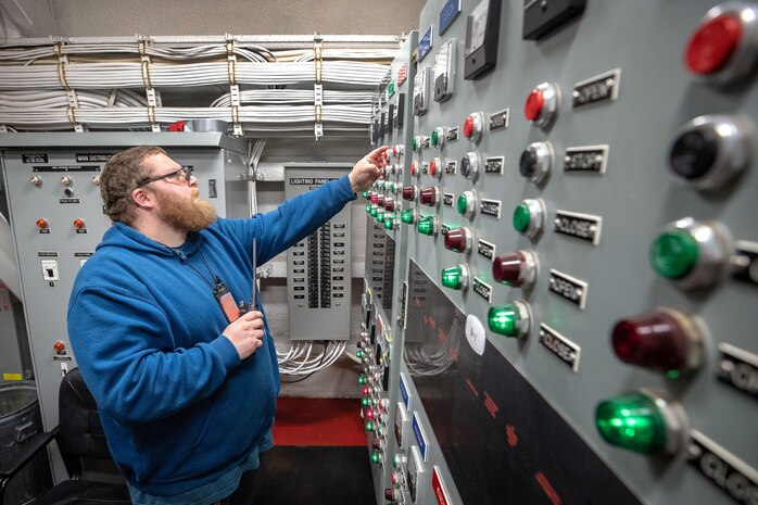 Austin Angle, Shop 99, Temporary Services, pumpwell team, monitors flooding operations inside the caisson at Dry Dock 2 while preparing for a 2019 submarine docking, at Puget Sound Naval Shipyard & Intermediate Maintenance Facility in Bremerton, Washington. (U.S. Navy photo by Scott Hansen)