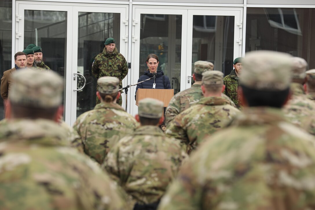 Soldiers receive NATO Medal from Estonian Minister of Defence
