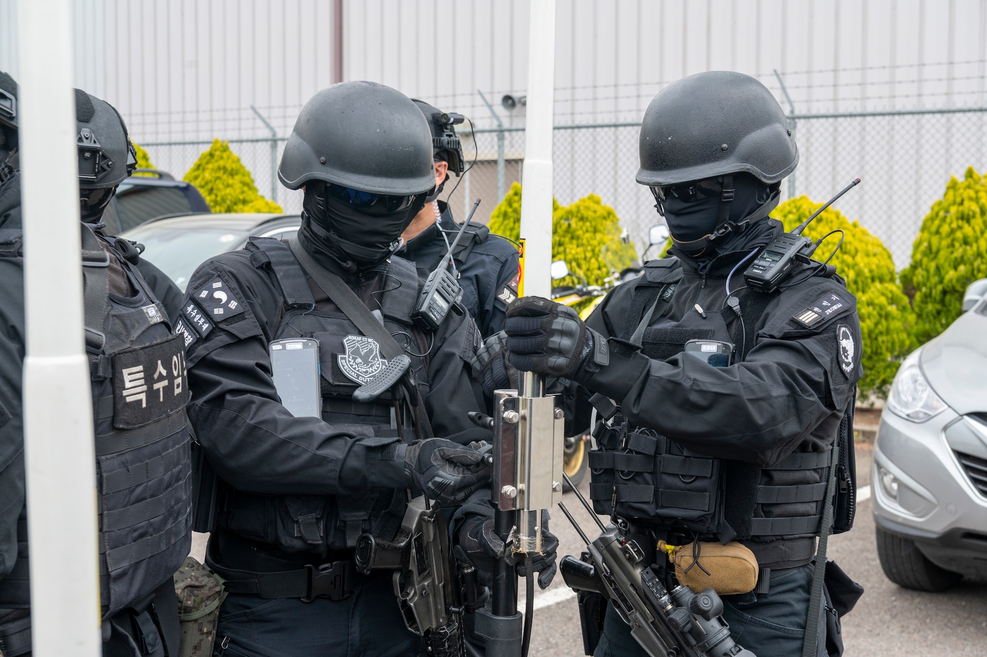 Republic of Korea Air Force military police members set up a mobile communication center during an active shooter training event at Daegu Air Base, ROK, April 24, 2023. Before the training event, evaluators ran through the training in a ‘table top’ format. (U.S. Air Force photo by Airman 1st Class Aaron Edwards)