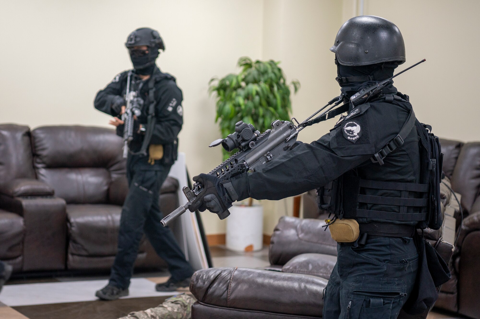 Republic of Korea Air Force military police members sweep the scene during an active shooter training event at Daegu Air Base, ROK, April 24, 2023. During the training, first responders reacted to reports of gunfire, executing building sweeps, administering first-aid, and engaging in firefights with a simulated gunman. (U.S. Air Force photo by Airman 1st Class Aaron Edwards)