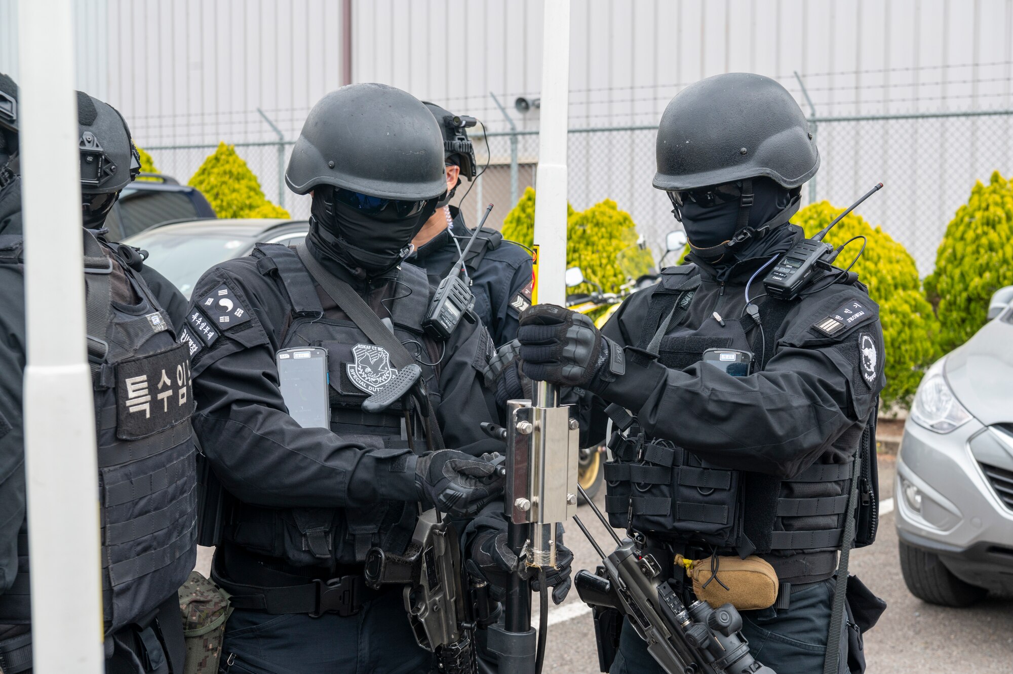 Republic of Korea Air Force military police members set up a mobile communication center during an active shooter training event at Daegu Air Base, ROK, April 24, 2023. Before the training event, evaluators ran through the training in a ‘table top’ format. (U.S. Air Force photo by Airman 1st Class Aaron Edwards)