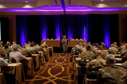 Commanding general talking to group of Soldiers.