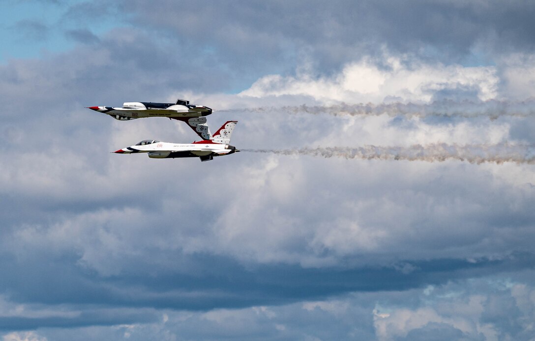 two jets fly together.