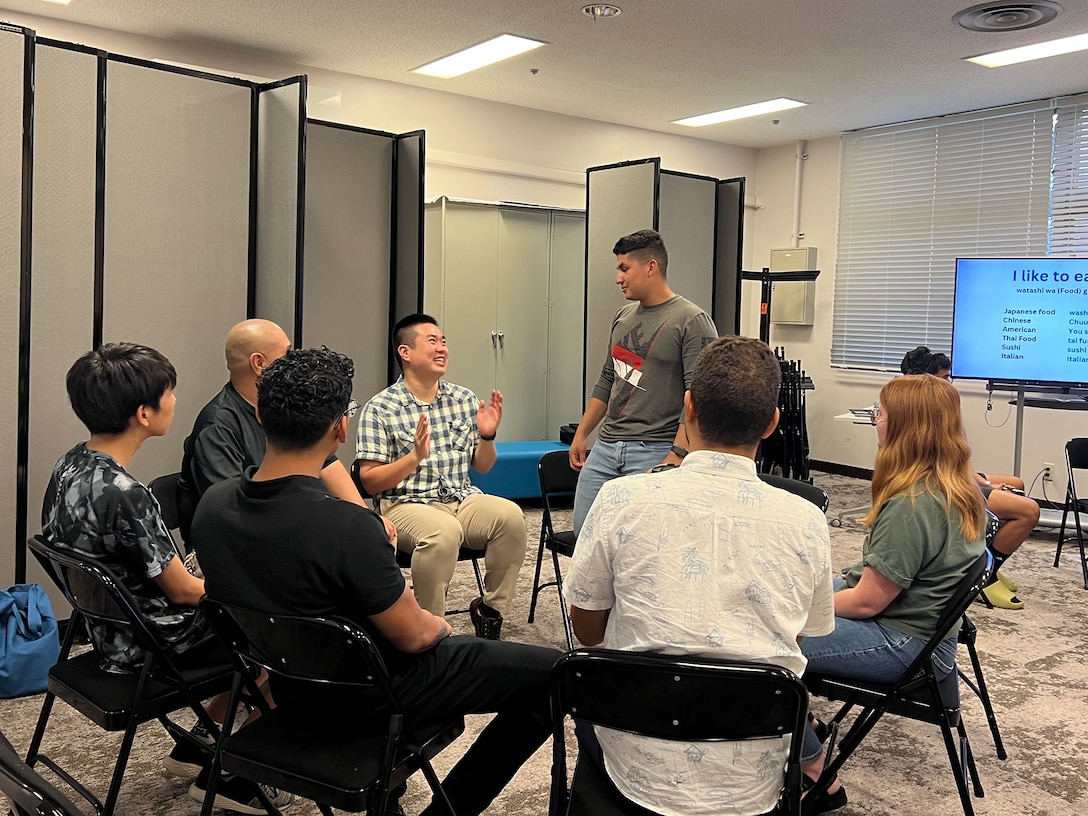 海兵隊キャンプ・フォスター図書館で毎月最終金曜日に午後６時から二か国語交流会が始まりました。