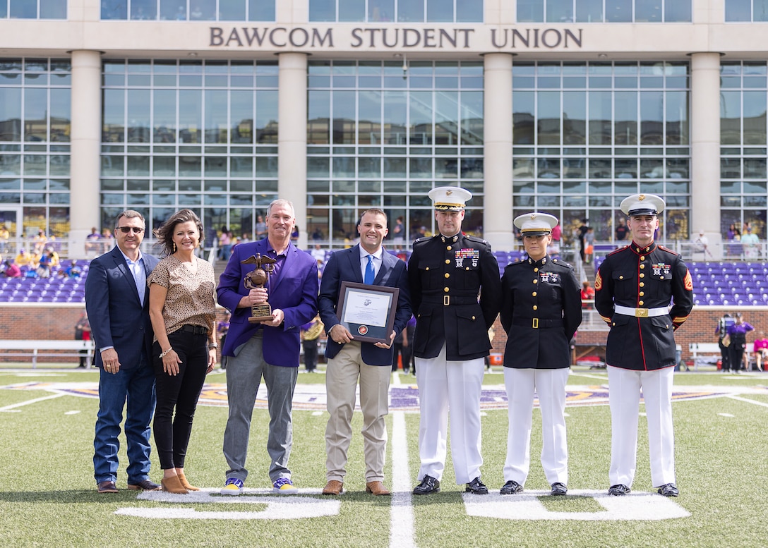 The Commandant’s Trophy was established to recognize superior academic performance, physical ability and exceptional leadership skills. The 8th Marine Corps District Commanding Officer had the privilege of recognizing United States Marine Corps Candidate Thomas E. Henderson as the recipient of The Commandants Trophy for his notable leadership and superior accomplishments.