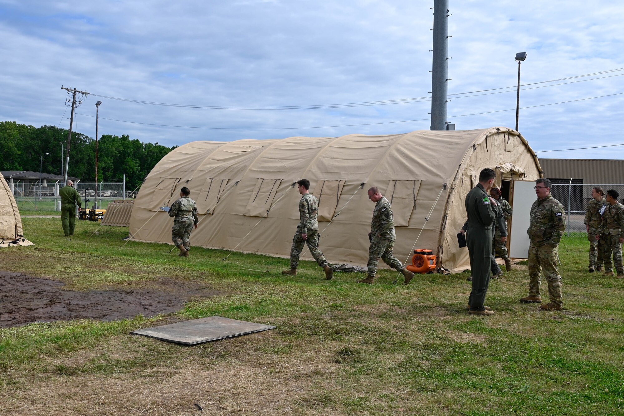 Airmen conduct pre flight operations during excercise Green Flag Little Rock 23-07