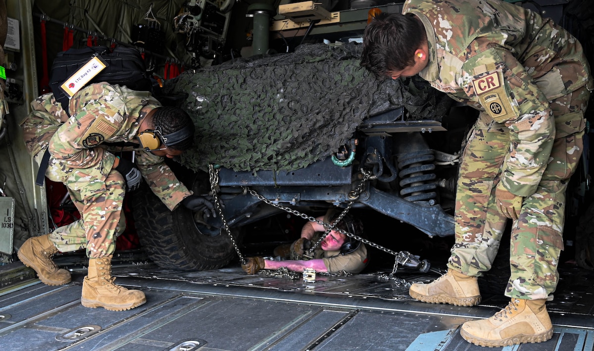 Airmen conduct pre flight operations during excercise Green Flag Little Rock 23-07