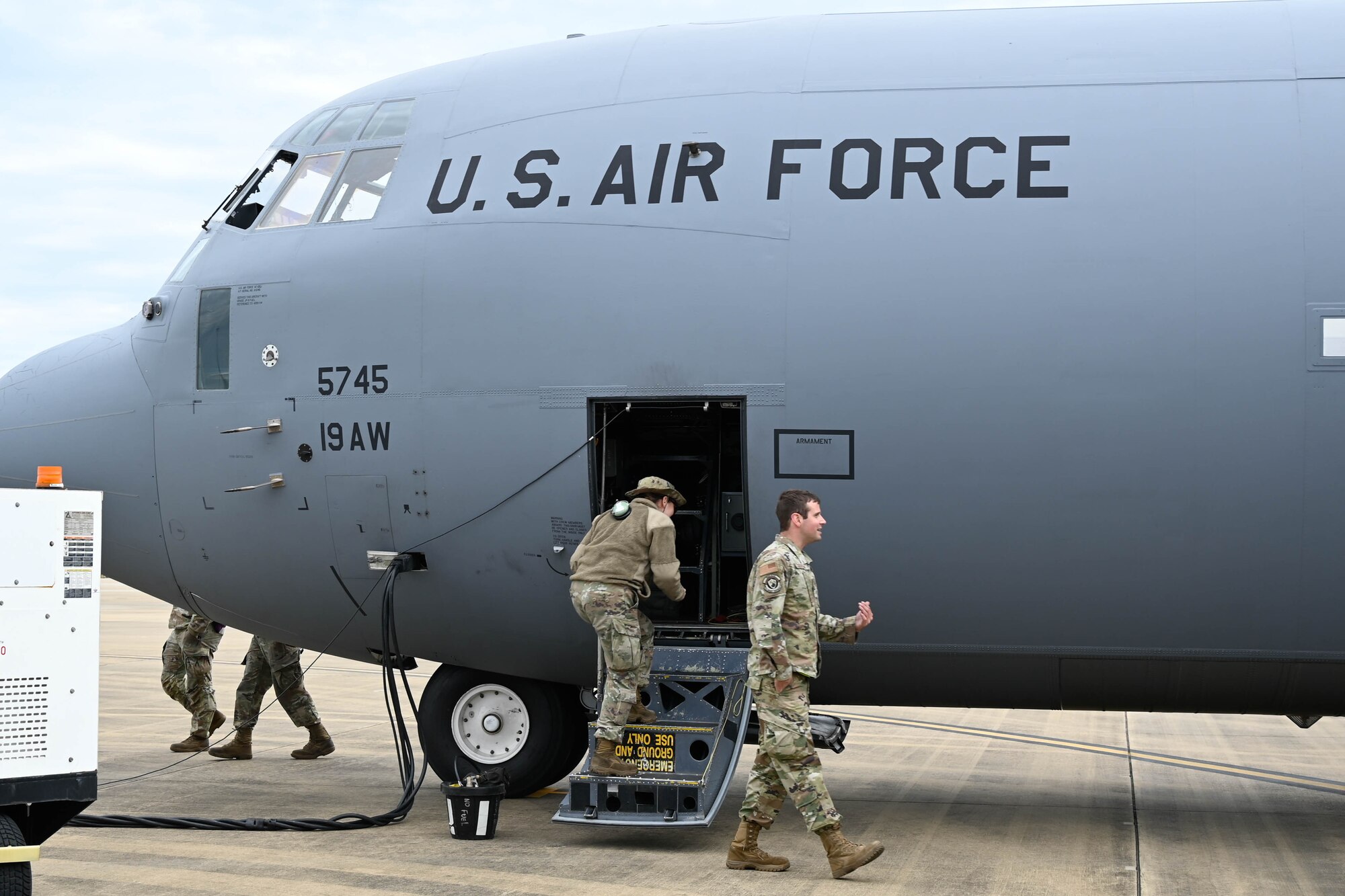 Airmen conduct pre flight operations during excercise Green Flag Little Rock 23-07