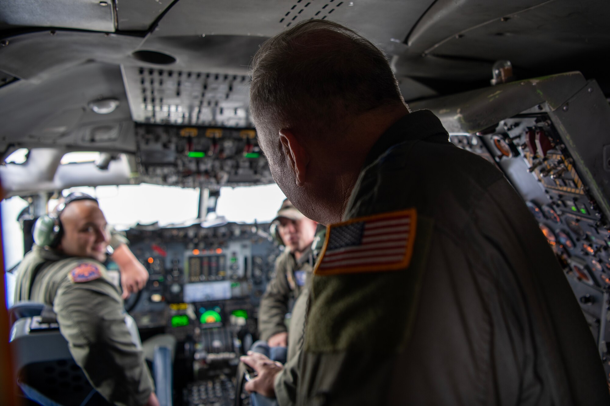 General Rupp speaking with pilots aboard an AWACS