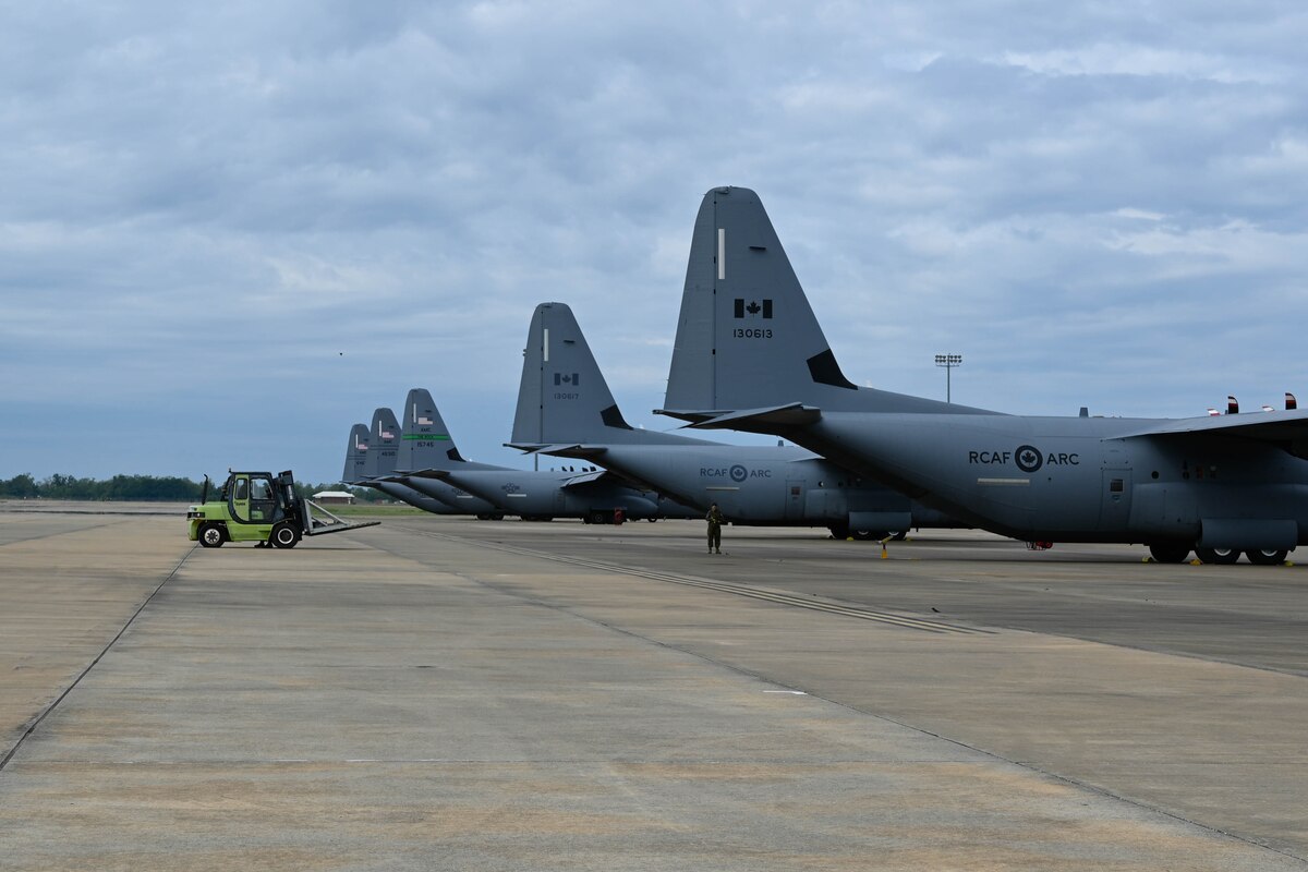Airmen conduct pre flight operations during excercise Green Flag Little Rock 23-07