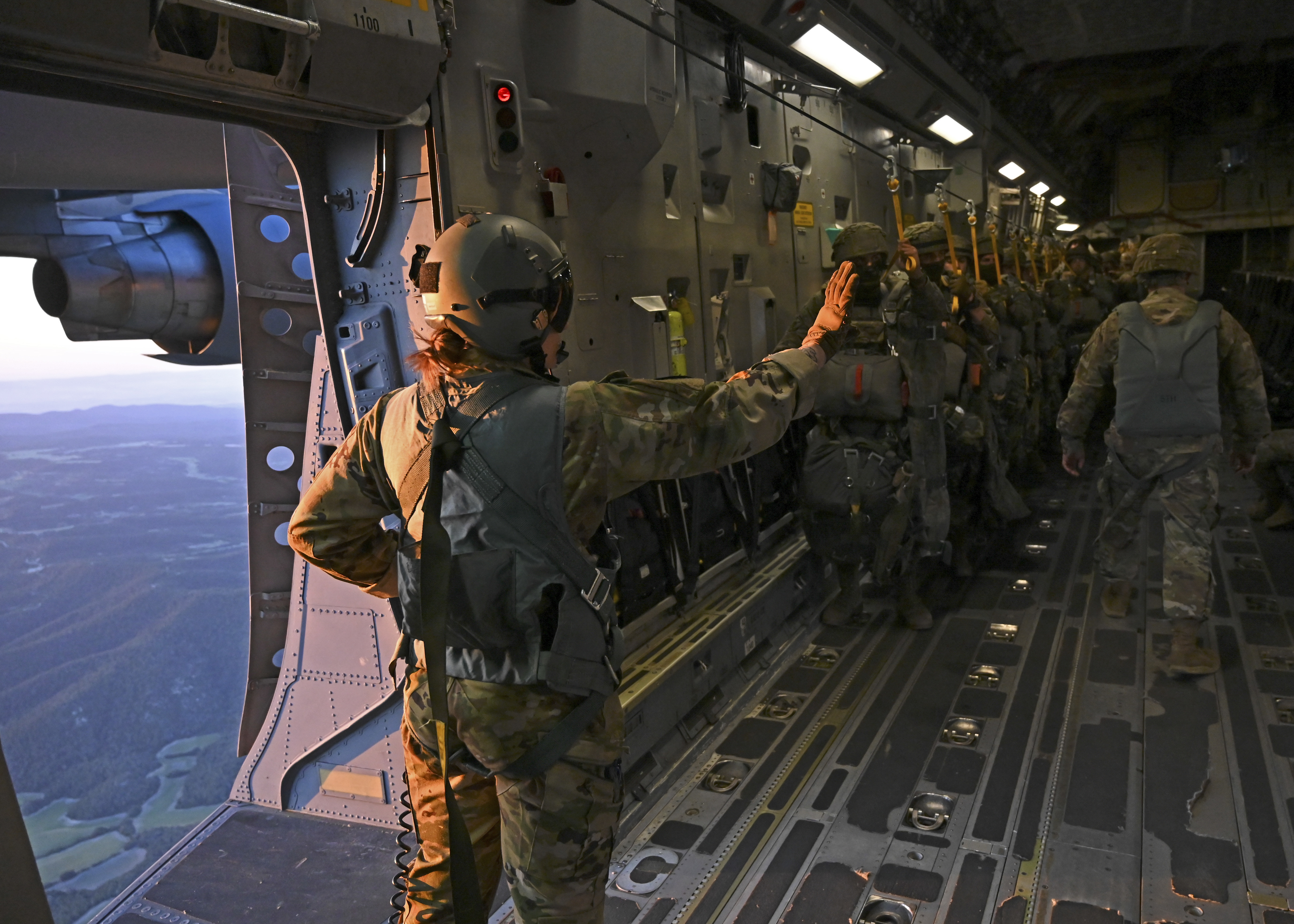 【当店一番人気】 airlift global provides AW 62d during USAFE Army, U.S. 洋書