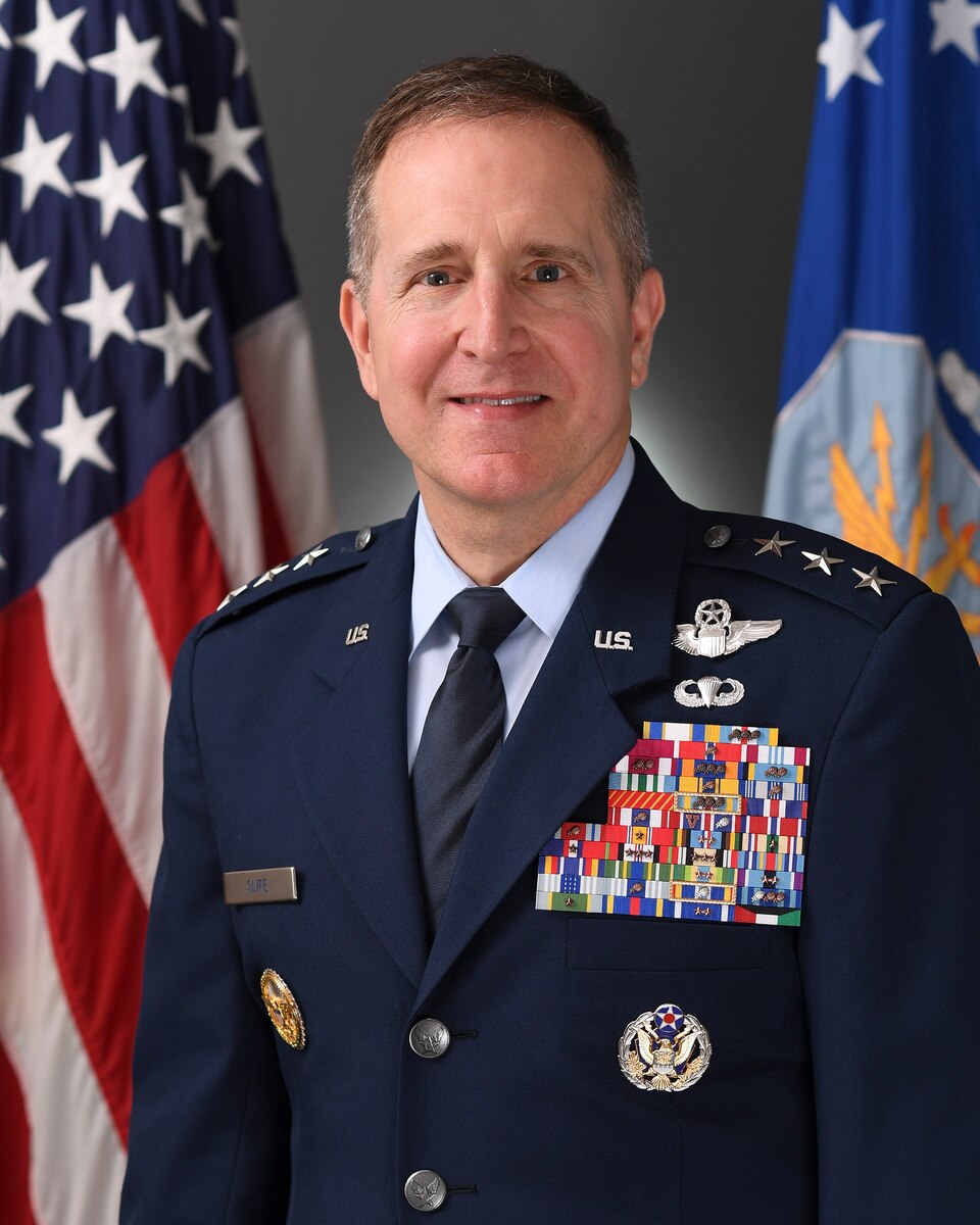 Official portrait of Lt. Gen. James Slife.