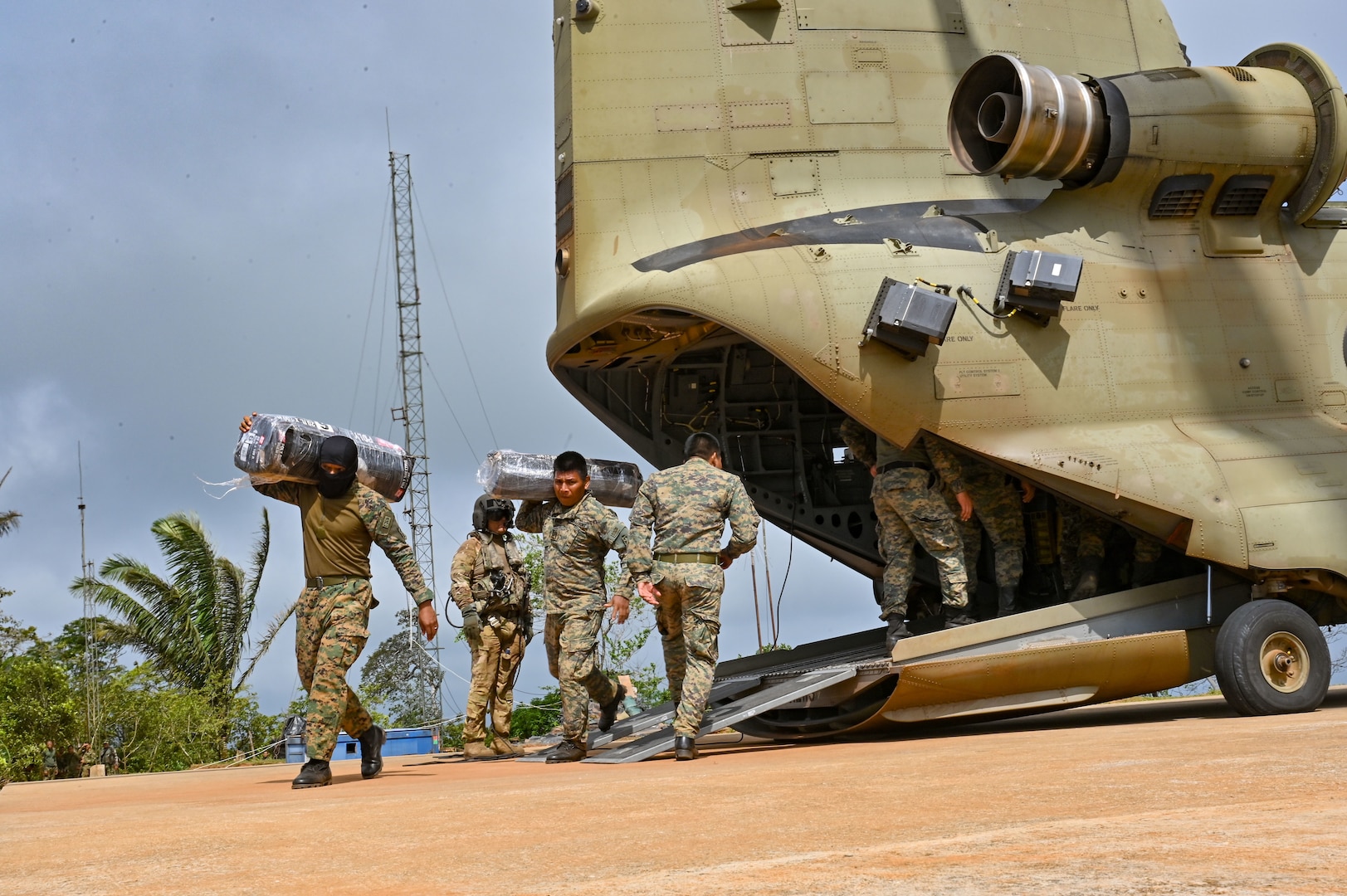 Members of Panama’s Servicio Nacional de Fronteras (SENAFRONT) transfer cargo from a CH-47 Chinook.