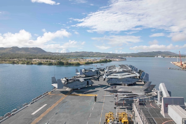 The amphibious assault ship USS Makin Island (LHD 8) enters port in Guam.