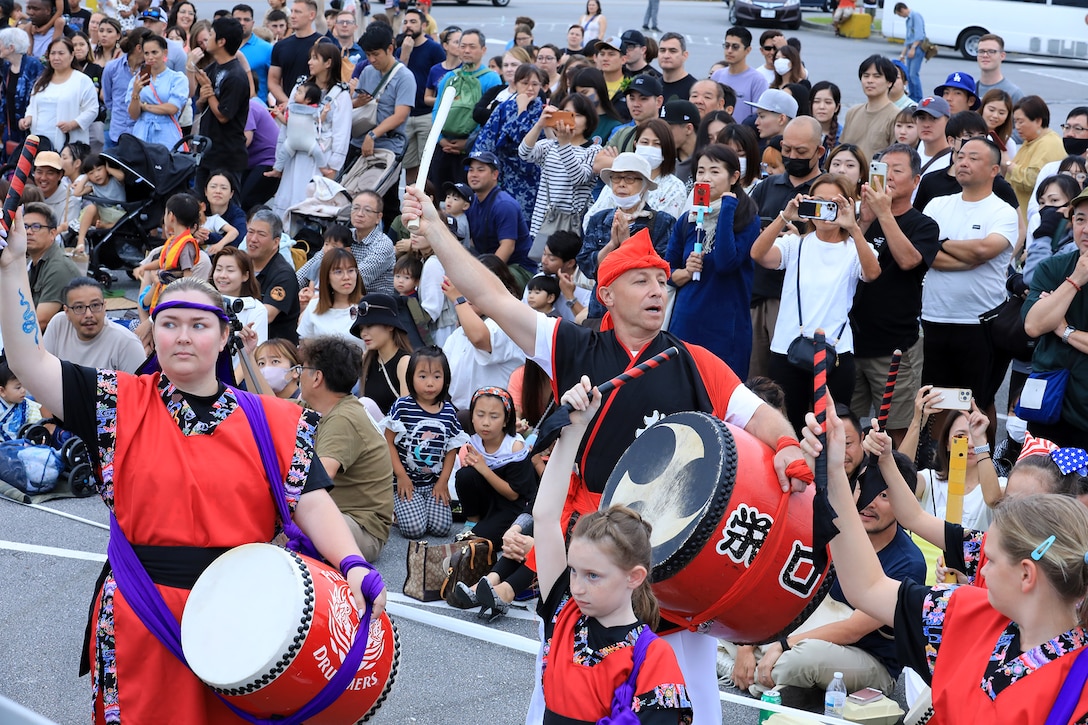 ５月１４日の夕方、海兵隊キャンプ・フォスターでエイサーのイベントがオープンゲートで開催されました。北谷青年連合会のメンバーと海兵隊の兵士らがこの日のために２か月間練習を重ねました。