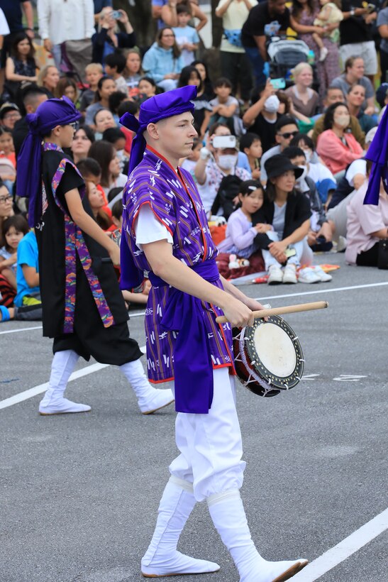 ５月１４日の夕方、海兵隊キャンプ・フォスターでエイサーのイベントがオープンゲートで開催されました。北谷青年連合会のメンバーと海兵隊の兵士らがこの日のために２か月間練習を重ねました。