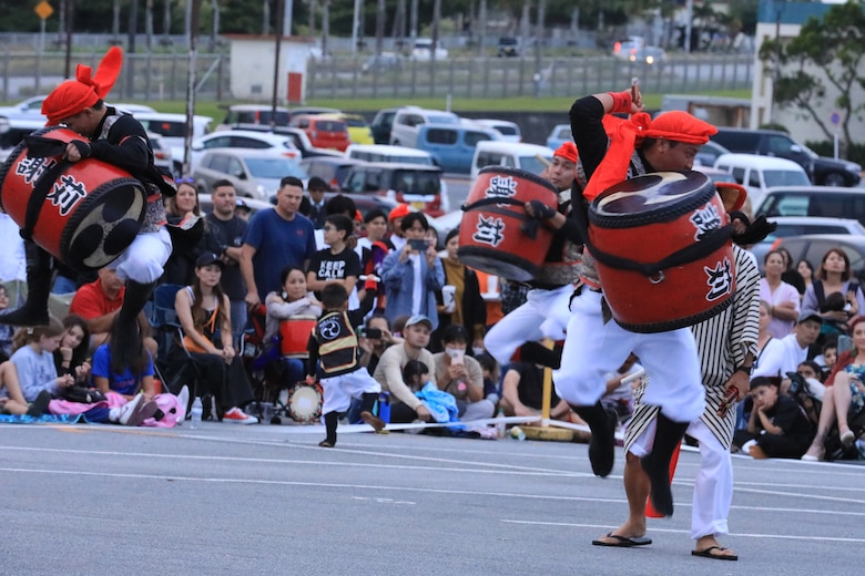 ５月１４日の夕方、海兵隊キャンプ・フォスターでエイサーのイベントがオープンゲートで開催されました。北谷青年連合会のメンバーと海兵隊の兵士らがこの日のために２か月間練習を重ねました。