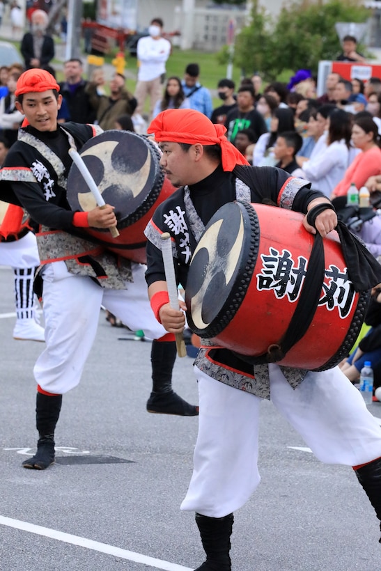 ５月１４日の夕方、海兵隊キャンプ・フォスターでエイサーのイベントがオープンゲートで開催されました。北谷青年連合会のメンバーと海兵隊の兵士らがこの日のために２か月間練習を重ねました。