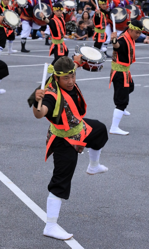 ５月１４日の夕方、海兵隊キャンプ・フォスターでエイサーのイベントがオープンゲートで開催されました。北谷青年連合会のメンバーと海兵隊の兵士らがこの日のために２か月間練習を重ねました。