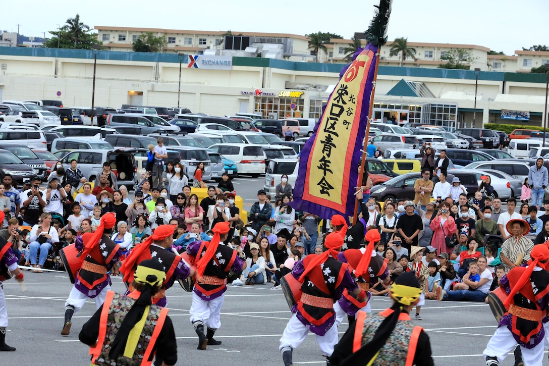 ５月１４日の夕方、海兵隊キャンプ・フォスターでエイサーのイベントがオープンゲートで開催されました。北谷青年連合会のメンバーと海兵隊の兵士らがこの日のために２か月間練習を重ねました。