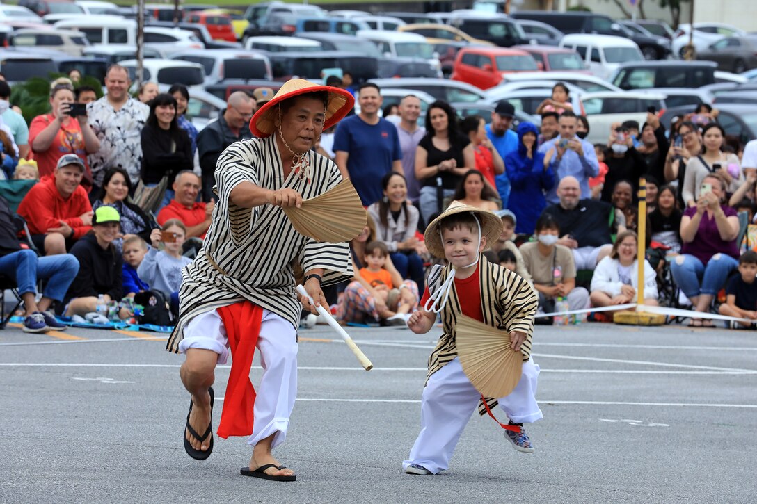 ５月１４日の夕方、海兵隊キャンプ・フォスターでエイサーのイベントがオープンゲートで開催されました。北谷青年連合会のメンバーと海兵隊の兵士らがこの日のために２か月間練習を重ねました。