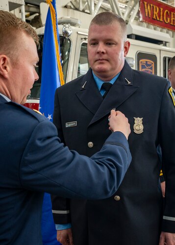 Maj. Nathan Thomsen pins a medal on Lt. Chad Engman.