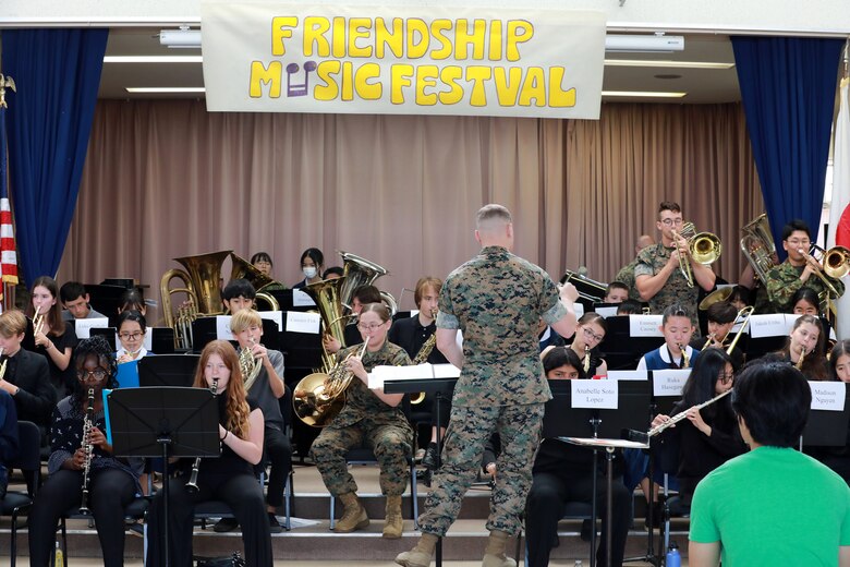 北谷町美浜にある海兵隊キャンプ・レスターでフレンドシップ音楽祭が開催されました。