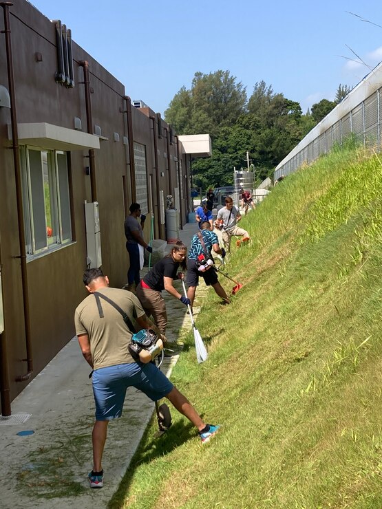 海兵隊キャンプ・ハンセンの海兵隊が金武町のこども園の清掃活動を二日間にかけて行いました。当初は一日で終わる予定でしたが、想像より草が茂っており、二回目の清掃ですっかりきれいになりました。